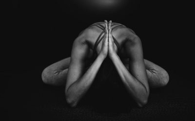 Yoga na Cadeira: Bem-Estar em Minutos